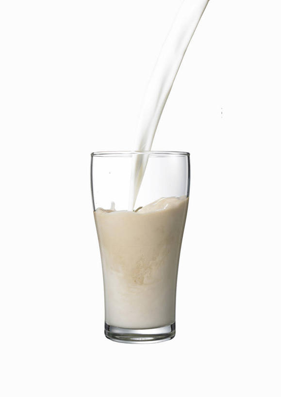 咖啡,无人,竖图,室内,特写,白天,白色背景,正面,幸福,杯子,倒,阴影,反射,影子,一杯,娱乐,玻璃制品,饮料,一个,水杯,享受,休闲,温馨,放松,乐趣,摄影,影棚,单个,提神,舒适,醒脑,软饮料,拿铁,拿铁咖啡,玻璃杯,彩图,影棚拍摄,拍摄