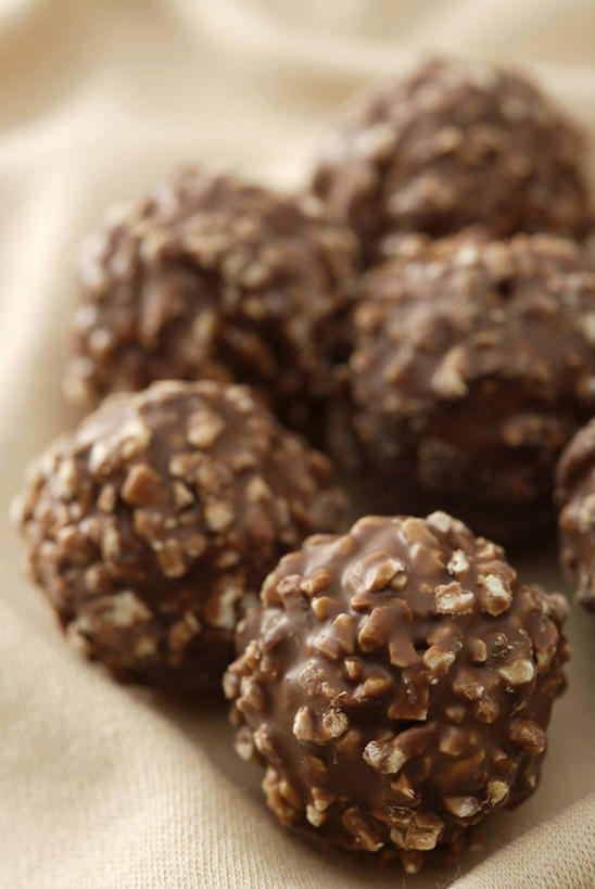 无人,竖图,俯视,室内,特写,白天,白色背景,五个,许多,阴影,朦胧,模糊,反射,影子,食品,糖,糖果,甜点,甜品,食物,甜食,奶油,巧克力,摄影,影棚,朱古力,糖粉,彩图,高角度拍摄,影棚拍摄,拍摄,巧克力松球,雪花巧克力球