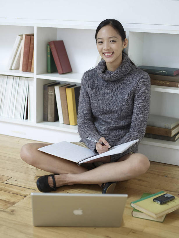 东方人,一个人,坐,笑,盘腿,微笑,露齿笑,竖图,室内,白天,正面,电脑,笔记本电脑,书籍,亚洲,仅一个年轻女性,仅一个女性,仅一个人,握,阴影,服装,反射,网络,笔,影子,墙,办公用品,注视,休闲装,黄种人,通讯设备,架子,墙壁,墙面,文具,衣服,白色,学习用品,书本,打开,翻开,观察,看,三本,休闲,休闲服,握着,服饰,观看,支撑,一台,文具用品,固定,一支,察看,无线,关注,通信设备,无线网络,无线上网,便携式电脑,掀开,手提电脑,年轻女性,女人,女性,亚洲人,书,图书,盘腿而坐,盘膝,盘着腿的,盘着腿坐,双腿交叉,坐着,彩图,全身