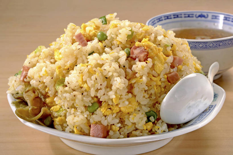 米饭,无人,横图,俯视,室内,特写,白天,烹饪,中餐,餐桌,桌子,餐具,一堆,许多,阴影,堆叠,堆积,反射,碟子,盘,影子,勺子,陶瓷,炒饭,蛋,鸡蛋,料理,食品,陶瓷制品,饭,很多,蛋炒饭,菜肴,美食,食物,一个,盘子,容器,调羹,碟,汤匙,碗,中式,佳肴,单个,餐台,储藏,堆,五谷,储存,卵,彩图,高角度拍摄,鸡卵,鸡子,贮存