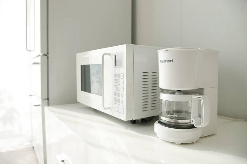 无人,横图,室内,特写,白天,正面,烹饪,厨房,柜子,静物,厨具,阴影,反射,电器,工具,影子,冰箱,墙,储物柜,设备,冷冻,冷柜,墙壁,墙面,一个,白色,冷藏柜,冲泡,冷藏,单个,储藏,微波炉,家电,家用电器,咖啡机,储存,磨粉,微波,炊具,烹饪用具,保鲜,储备,蕴藏,贮备,烹调用具,烹调,彩图,灶间,贮存,小家电,清除,压粉,装粉