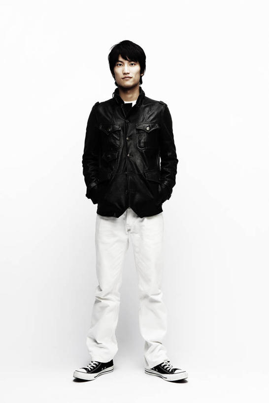 东方人,一个人,站,竖图,室内,白天,白色背景,正面,亚洲,仅一个男性,仅一个人,阴影,服装,反射,影子,注视,黄种人,外套,仅一个年轻男性,衣服,黑色,观察,看,站着,摄影,服饰,影棚,观看,察看,夹克,双手插袋,衣着,夹克衫,穿着,关注,手插袋,双手抄兜,双手放兜,衣饰,茄克,男人,男性,年轻男性,亚洲人,外衣,插兜,两手抄兜,两手放兜,手插兜,手放口袋,站立,彩图,全身,影棚拍摄,拍摄,短外衣,手抄兜