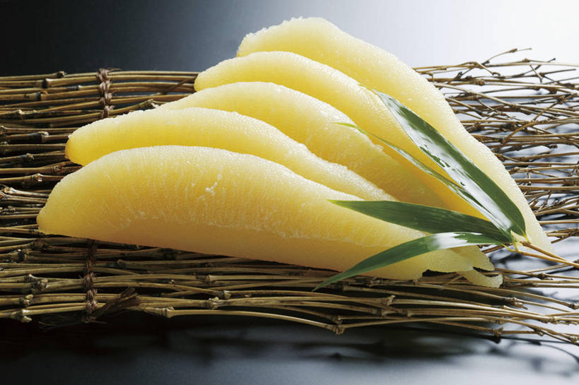 无人,横图,俯视,室内,特写,白天,烹饪,餐桌,桌子,一堆,阴影,堆叠,堆积,装饰,反射,影子,竹帘,鲱鱼子,鱼卵,日本料理,料理,食品,鱼籽,菜肴,美食,食物,黄色,帘子,日式料理,日式,佳肴,餐台,堆,华丽,修饰,点缀,衬托,美观,雅致,雅观,彩图,高角度拍摄