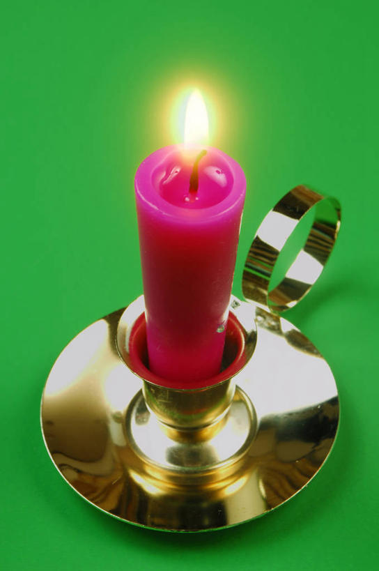 无人,竖图,俯视,室内,特写,白天,蜡烛,绿色背景,阴影,光线,火焰,影子,烛光,烛台,燃烧,一个,粉色,点燃,摄影,影棚,单个,火光,蜡烛架,烛架,彩图,高角度拍摄,影棚拍摄,拍摄