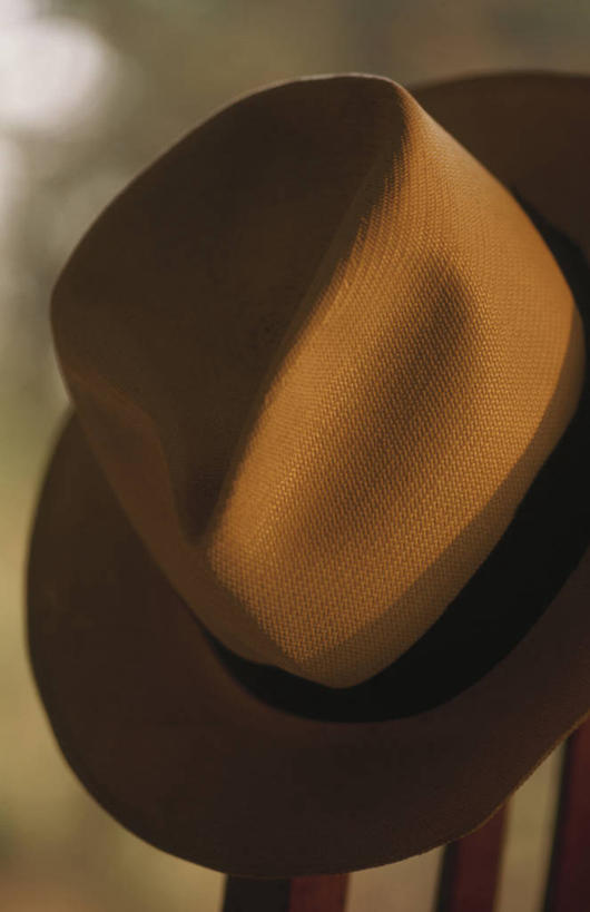 无人,竖图,室内,特写,白天,正面,静物,帽子,阴影,朦胧,模糊,反射,影子,遮阳帽,一顶,彩图