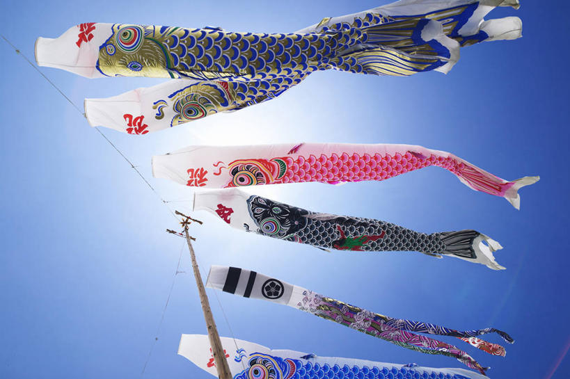 无人,横图,室外,特写,白天,仰视,旗帜,日本,一排,许多,阴影,节日,庆祝,整齐,光线,鲤鱼旗,影子,很多,文化,旗子,排列,蓝色,蓝天,天空,阳光,天,祈福,庆典,晴朗,纪念,祈求,队列,万里无云,旌旗,旗号,鲤鱼节,男孩节,日本男孩节,子供之日,鲤帜,晴空,晴空万里,彩图,低角度拍摄