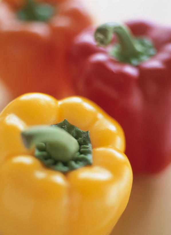 无人,竖图,俯视,室内,特写,白天,辣椒,蔬菜,阴影,朦胧,模糊,新鲜,反射,影子,食品,食物,两个,黄色,红色,橙色,有机食品,绿色食品,黄辣椒,彩椒,辣角,红海椒,大椒,辣虎,广椒,甜椒,柿子椒,辣子,海椒,番椒,灯笼椒,彩图,高角度拍摄,黄灯笼辣椒,黄帝椒