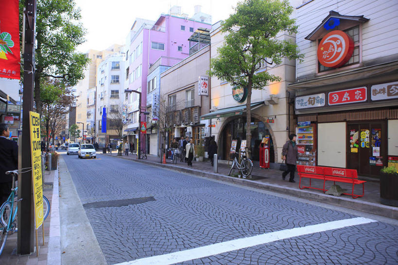 无人,商店,横图,室外,白天,正面,度假,美景,植物,城市风光,城市,道路,路,公路,汽车,东京,日本,亚洲,阴影,光线,影子,景观,分界线,停车线,交通,娱乐,商铺,车,树,树木,绿色,天空,阳光,自然,交通工具,轿车,天,享受,休闲,景色,放松,生长,成长,车行道,车行道分界线,载具,标线,东亚,车行线,本州,关东地方,本州岛,日本国,东京都,县厅,港区,东京市,市肆,商号,马路,彩图,店铺,麻布十番