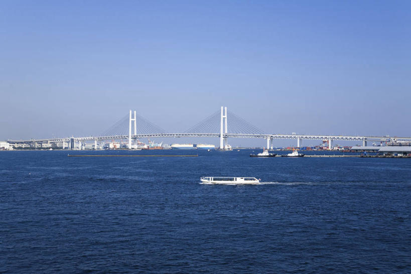 无人,横图,室外,白天,正面,旅游,度假,海浪,海洋,标志建筑,大桥,地标,建筑,轮船,桥梁,船,神奈川,日本,亚洲,一艘,阴影,波纹,飞溅,溅,光线,液体,影子,浪花,水滴,斜拉桥,桥,横滨,横滨市,神奈川县,娱乐,横滨海湾大桥,建设,水珠,蓝色,蓝天,水纹,天空,阳光,海水,船尾波,交通工具,波浪,天,享受,休闲,旅游胜地,放松,晴朗,喷洒,载具,海景,东亚,本州,万里无云,首府,海湾大桥,关东地方,本州岛,日本国,斜张桥,大海,风浪,海,海水的波动,近岸浪,涌浪,晴空,晴空万里,彩图