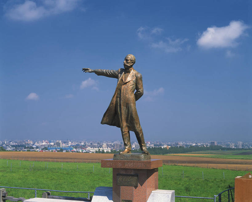 西方人,一个人,无人,站,横图,室外,白天,正面,旅游,度假,草地,草坪,植物,标志建筑,地标,建筑,雕塑,欧洲,欧洲人,仅一个男性,仅一个人,指,阴影,艺术,装饰,光线,雕刻,雕像,影子,云,云朵,云彩,指点,娱乐,建设,草,树,树木,仅一个年轻男性,一个,蓝色,绿色,白云,蓝天,天空,阳光,自然,工艺品,天,站着,享受,休闲,旅游胜地,放松,生长,晴朗,单个,成长,纪念,美术,指向,主题,陈列,功能,美学,男人,男性,年轻男性,白种人,晴空,站立,彩图,全身,威廉.史密夫.克拉克,威廉.史密斯.克拉克,克拉克博士,校长,拟人