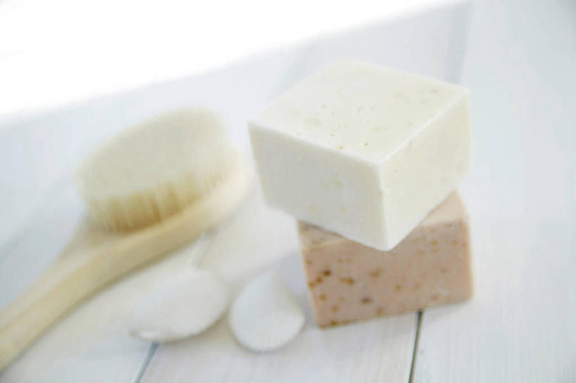 无人,横图,俯视,室内,特写,白天,化妆,美容,卫生间,浴室,桌面,桌子,静物,护肤,阴影,朦胧,模糊,反射,木制,工具,影子,两个,一个,化妆品,木制品,刷子,肥皂,香皂,日用品,洗浴用品,清洁,保养,享受,休闲,放松,保健,单个,护肤品,化妆用品,清洁用具,板刷,护肤用品,舒缓,养颜,去污,紧肤,嫩肤,淋浴房,洗涤,彩图,高角度拍摄,冲凉房,沐浴间,沐浴室