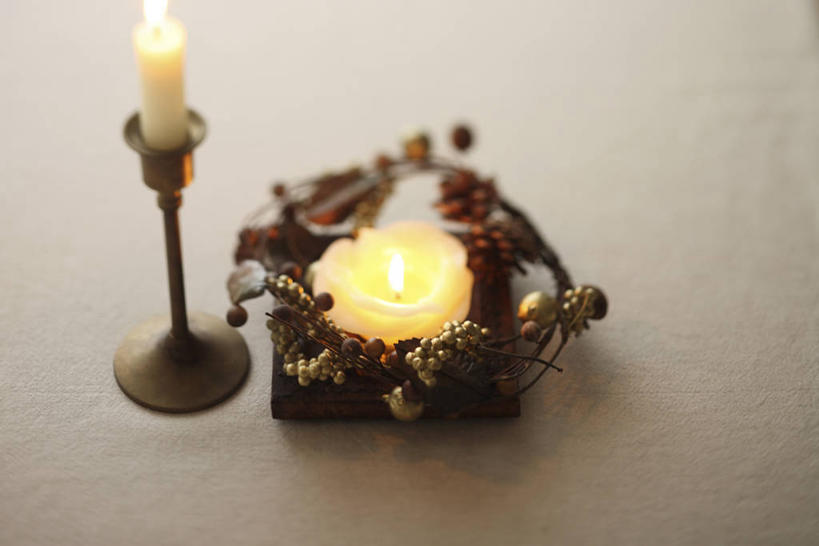 无人,横图,俯视,室内,特写,白天,蜡烛,阴影,灰色背景,光线,火焰,影子,烛光,烛台,燃烧,两个,点燃,摄影,影棚,火光,蜡烛架,烛架,彩图,高角度拍摄,影棚拍摄,拍摄