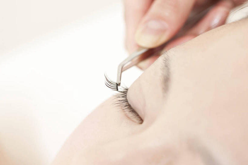 东方人,脸,头,眼睛,脸颊,眉毛,睫毛,手,两个人,闭眼,横图,俯视,室内,特写,白天,亚洲,瞳孔,握,阴影,朦胧,模糊,反射,镊子,影子,黄种人,一个,手部,假睫毛,握着,眼部,单个,单手,眼妆,化妆师,男人,男性,年轻男性,年轻女性,女人,女性,亚洲人,头部,睫,脸部,脸蛋,眉,面部,眼,眼睫毛,眼眉,闭眼睛,闭着眼,闭着眼睛,半身,彩图,高角度拍摄,美容用品,演员造型设计人员,眼眉毛