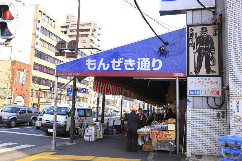 无人,商店,横图,室外,白天,正面,度假,安全,美景,城市风光,城市,道路,路,人行横道,公路,汽车,东京,日本,亚洲,一排,许多,阴影,整齐,光线,日文,标志,文字,影子,字符,景观,红绿灯,人行道,分界线,停车线,信号灯,交通,很多,娱乐,标识,商铺,车,排列,天空,阳光,交通工具,轿车,天,享受,休闲,景色,放松,警示,车行道,车行道分界线,队列,提示,载具,标线,人行横道线,流通,东亚,车行线,交通信号灯,本州,行人信号灯,关东地方,本州岛,日本国,东京都,雨棚,日语,市肆,商号,筑地,斑马线,马路,彩图,店铺