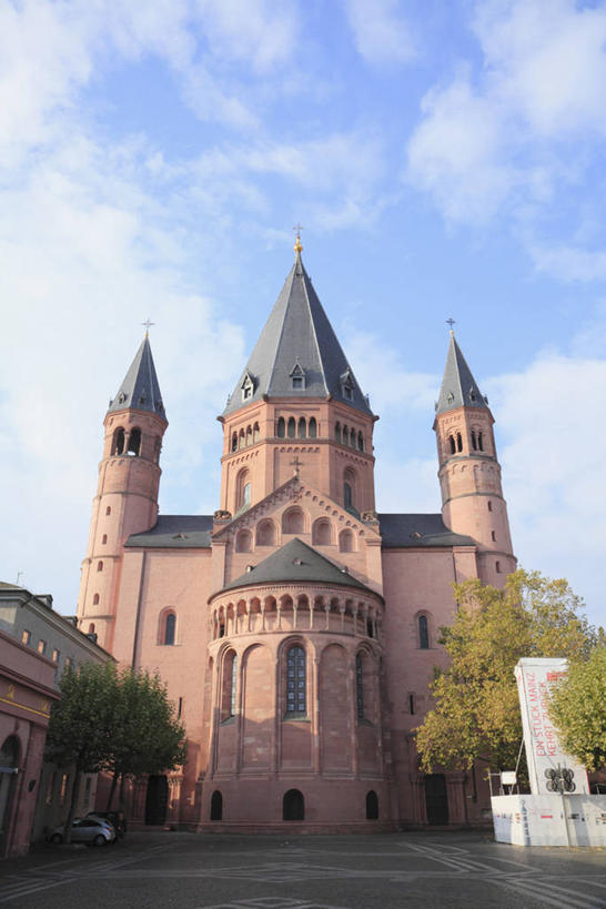 无人,教堂,竖图,室外,白天,仰视,旅游,度假,名胜古迹,标志建筑,道路,地标,建筑,路,德国,欧洲,阴影,节日,遗迹,光线,影子,墙,屋顶,云,云朵,小路,褐色,交通,云彩,顶棚,古迹,文化,文物,娱乐,建设,古建筑,墙壁,墙面,蓝色,白云,蓝天,天空,阳光,天,祈祷,享受,休闲,健康,旅游胜地,放松,许愿,宗教,信仰,晴朗,纪念,祈求,西欧,信念,古文明,德意志联邦共和国,首府,莱茵兰.普法尔茨州,美因茨,平安,晴空,彩图,低角度拍摄,大教堂,礼拜堂