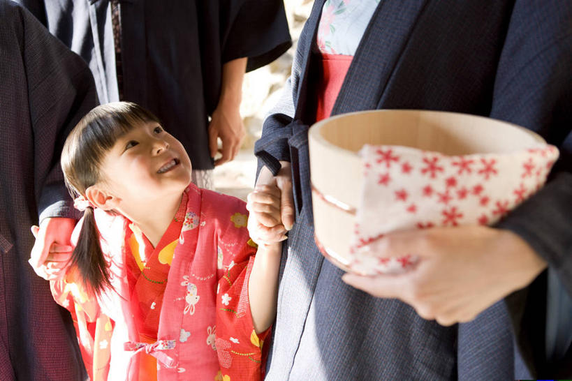 东方人,儿童,老年人,三个人,母亲,女儿,祖母,三代同堂,站,捧,笑,微笑,露齿笑,横图,室外,白天,正面,民族服装,纯洁,亚洲,握,阴影,和服,反射,纺织物,木桶,桶,影子,扭头,注视,黄种人,祖孙三代,一个,小孩,红色,黑色,容器,毛巾,观察,看,清洁,站着,转头,温暖,温馨,母女,可爱,母爱,童年,童趣,握着,服饰,奶奶,单个,观看,祖孙,储藏,保暖,和睦,察看,储存,关注,童真,透气,浴桶,烂漫,无邪,防水,外婆,外孙女,外祖母,吴服,唐草,唐花,唐锦,储水,耐磨,吸水,天真,老年女性,年轻女性,女孩,女人,女性,亚洲人,孩子,年轻人,全家福,孙女,端,端着,捧着,手捧,抬头,仰头,站立,半身,彩图,传统服装,民俗服,浴衣,融洽,贮存,女生,多代同堂,妈妈