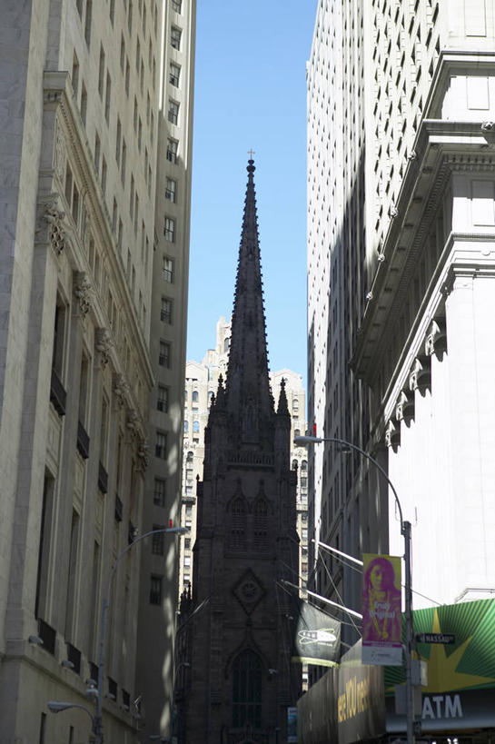 无人,高楼大厦,教堂,竖图,室外,白天,正面,旅游,度假,名胜古迹,标志建筑,大厦,地标,建筑,摩天大楼,纽约,美国,阴影,节日,遗迹,光线,影子,曼哈顿,古迹,文化,文物,娱乐,建设,古建筑,蓝色,蓝天,天空,阳光,天,祈祷,享受,休闲,健康,旅游胜地,放松,许愿,宗教,信仰,晴朗,纪念,祈求,北美,北美洲,美洲,信念,古文明,百老汇,纽约市,纽约州,万里无云,帝国之州,帝国州,三一教堂,百老汇大道,百老汇街,北亚美利加洲,亚美利加洲,平安,晴空,晴空万里,彩图,大教堂,大楼,高层建筑,高楼,礼拜堂,摩天楼,美利坚合众国,曼哈顿区,纽约县,曼哈顿岛