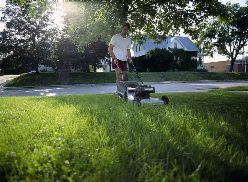 东方人,一个人,站,横图,室外,白天,正面,草地,草坪,植物,道路,路,亚洲,仅一个男性,仅一个人,握,阴影,服装,光线,工具,影子,小路,交通,注视,休闲装,黄种人,草,树,树木,仅一个年轻男性,一个,衣服,绿色,阳光,自然,低头,观察,看,站着,休闲,休闲服,器械,握着,服饰,生长,单个,成长,观看,割草机,察看,切割,关注,锄草,除草机,农具,垂头,耕具,修整,男人,男性,年轻男性,亚洲人,站立,彩图,全身,草坪修剪机,剪草机