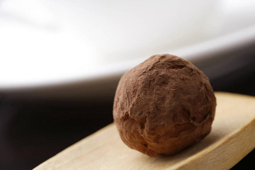 无人,横图,室内,特写,白天,正面,餐具,阴影,黑色背景,朦胧,模糊,反射,碟子,盘,影子,食品,糖,糖果,甜点,甜品,松露巧克力,食物,两个,一个,盘子,碟,甜食,巧克力,摄影,影棚,单个,朱古力,彩图,影棚拍摄,拍摄