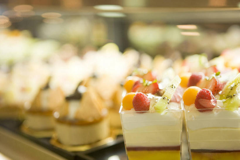 点心,无人,商店,横图,室内,特写,白天,正面,下午茶,一排,许多,阴影,朦胧,模糊,整齐,并列,并排,反射,影子,食品,很多,商铺,蛋糕店,食物,糕点,排列,柜台,展示,出售,队列,平行,展示柜,市肆,商号,彩图,店铺,蛋糕,面包糕饼店