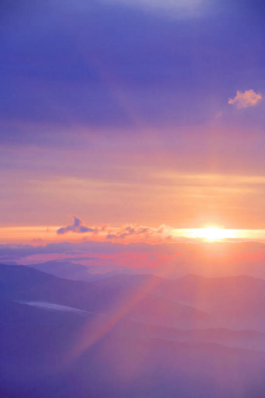 无人,公园,竖图,室外,白天,正面,旅游,度假,美景,日落,山,山脉,太阳,长野县,日本,亚洲,梦幻,发光,光束,景观,山峰,晚霞,霞光,云,云朵,云海,落日,光亮,山峦,云层,云彩,娱乐,白云,自然,黄昏,群山,享受,休闲,景色,彩霞,放松,未来,发亮,自然风光,东亚,憧憬,本州,关东地方,本州岛,日本国,中部地方,群马,群马县,长野,新潟,新潟县,国立公园,夕照,薄暮,自然景观,夕阳,彩图,傍晚,草津白根山,上信越高原国立公园,斜阳