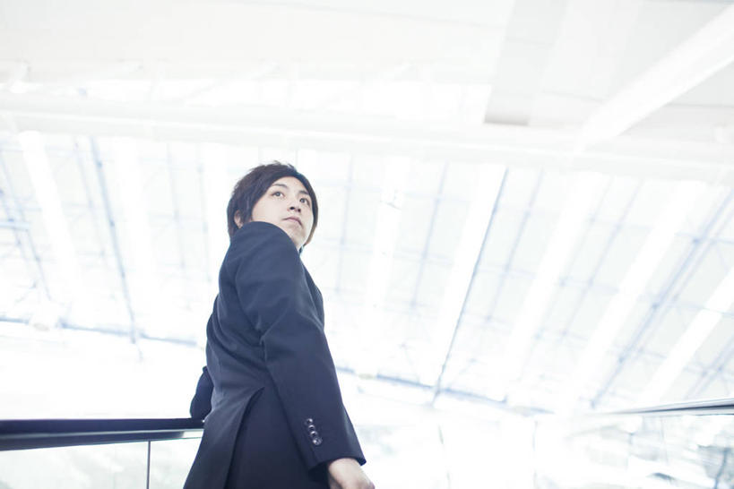 东方人,一个人,商务人士,商务男性,栏杆,站,横图,室内,白天,仰视,衬衫,窗户,天花板,电梯,亚洲,仅一个男性,仅一个人,仅一个中年男性,阴影,套装,反射,扶手,影子,电动扶梯,墙,天窗,自动扶梯,运输工具,扭头,注视,黄种人,护栏,玻璃窗,墙壁,墙面,白色,观察,看,站着,转头,观看,察看,关注,商务装,工薪阶层,男人,男性,中年男性,亚洲人,白领,上班族,站立,半身,彩图,低角度拍摄,衬衣,扶手电梯,升降设备,运输带,自动行人电梯,电扶梯