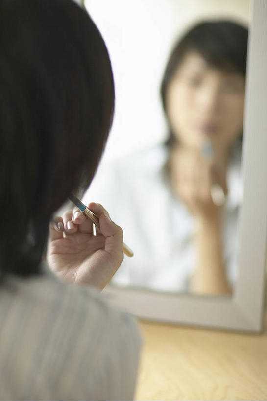 东方人,一个人,站,竖图,室内,白天,镜子,亚洲,仅一个女性,仅一个人,握,阴影,服装,朦胧,模糊,反射,笔,影子,墙,休闲装,黄种人,墙壁,墙面,一个,背面,衣服,黄色,站着,仅一个中年女性,休闲,休闲服,握着,服饰,单个,镜像,美容工具,镜面,化妆笔,化妆工具,女人,女性,中年女性,亚洲人,站立,半身,彩图