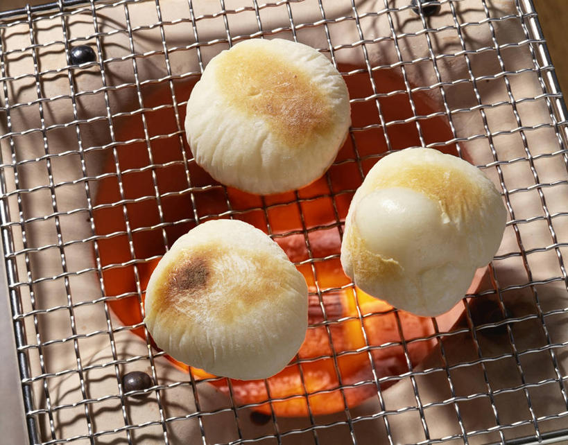 点心,无人,横图,俯视,室内,特写,白天,烧烤,阴影,光线,火焰,影子,食品,年糕,甜点,甜品,烤架,烤肉,燃烧,小吃,食物,糕点,三个,甜食,点燃,日式,铁架,火光,彩图,高角度拍摄,日本小吃,日本年糕