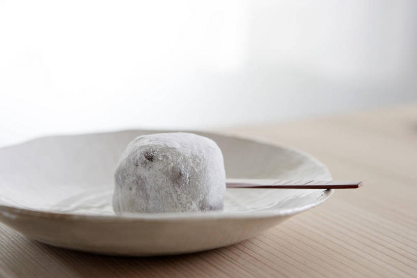 点心,无人,横图,俯视,室内,特写,白天,餐桌,桌子,餐具,阴影,朦胧,模糊,反射,木制,碟子,盘,影子,墙,食品,年糕,甜点,甜品,小吃,竹签,墙壁,墙面,食物,糕点,一个,白色,盘子,木制品,碟,甜食,日式,单个,餐台,取食签,彩图,高角度拍摄,日本小吃,日本年糕