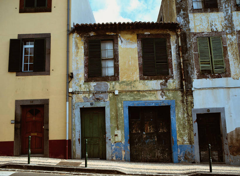 无人,家,横图,室外,白天,正面,度假,美景,窗户,门,城市风光,城市,道路,路,葡萄牙,欧洲,阴影,破旧,陈旧,光线,影子,房屋,墙,屋子,景观,云,云朵,小路,交通,云彩,娱乐,楼房,玻璃窗,墙壁,墙面,住宅,蓝色,灰色,白云,蓝天,天空,阳光,门框,天,享受,休闲,景色,放松,晴朗,南欧,残破,葡萄牙共和国,马德拉,马德拉群岛,晴空,彩图,房子