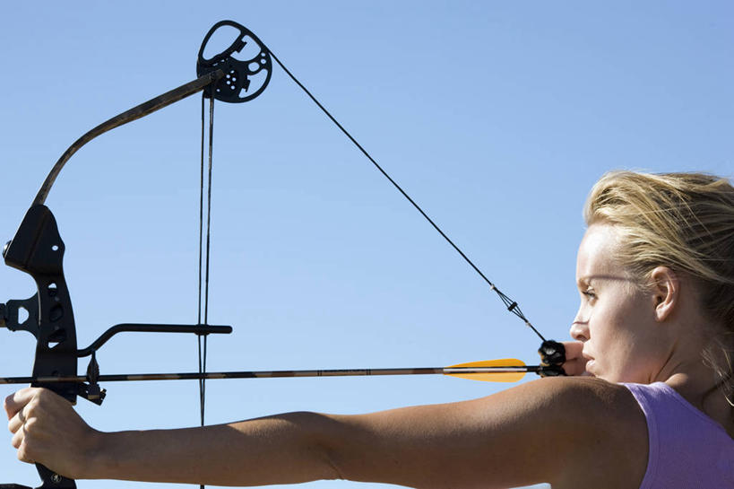 西方人,一个人,运动员,站,横图,室外,白天,侧面,运动服,锻炼,快乐,比赛,运动,竞争,射箭,欧洲,欧洲人,仅一个年轻女性,仅一个女性,仅一个人,握,阴影,服装,光线,弓箭,影子,扭头,注视,娱乐,一个,衣服,蓝色,蓝天,天空,阳光,天,观察,看,站着,转头,休闲,握着,服饰,晴朗,单个,观看,察看,体育运动,衣着,穿着,关注,箭术,万里无云,衣饰,体育,射箭比赛,射箭赛,射箭运动,年轻女性,女人,女性,白种人,晴空,晴空万里,体育运动员,运动选手,站立,半身,彩图,健身,射箭运动员,运动装