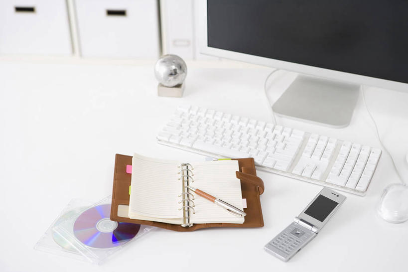 无人,打电话,横图,俯视,室内,白天,显示器,鼠标,键盘,数据,仪器,海洋,桌子,地图,电话,手机,一本,阴影,反射,网格,信息,笔,地球仪,光盘,屏幕,线条,影子,世界地图,地球,陆地,办公用品,光碟,记事本,全球,存储介质,输入设备,通讯设备,显示屏,书桌,球,文具,一个,本子,笔记本,经纬线,课桌,模型,学习用品,打开,翻开,球体,地理,国家,单个,碟片,文具用品,存储,一支,大陆,世界,通信设备,纬线,版图,经线,输出设备,经纬仪,一部,地理学,掀开,交流,沟通,通话,彩图,高角度拍摄,大洋,大洲