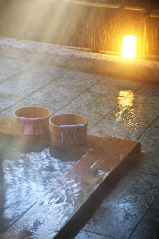 无人,竖图,俯视,室内,白天,旅游,度假,美景,温泉,雾,照明,静冈县,日本,亚洲,阴影,沸腾,光线,蒸汽,壁灯,木桶,桶,影子,景观,灯光,水蒸气,雾气,娱乐,灯,两个,自然,容器,灯具,享受,休闲,温暖,景色,放松,泉水,温和,储藏,照亮,气体,照明设备,储存,自然风光,浴桶,东亚,本州,本州岛,日本国,中部地方,静冈,蒸发,地热,彩图,高角度拍摄,贮存