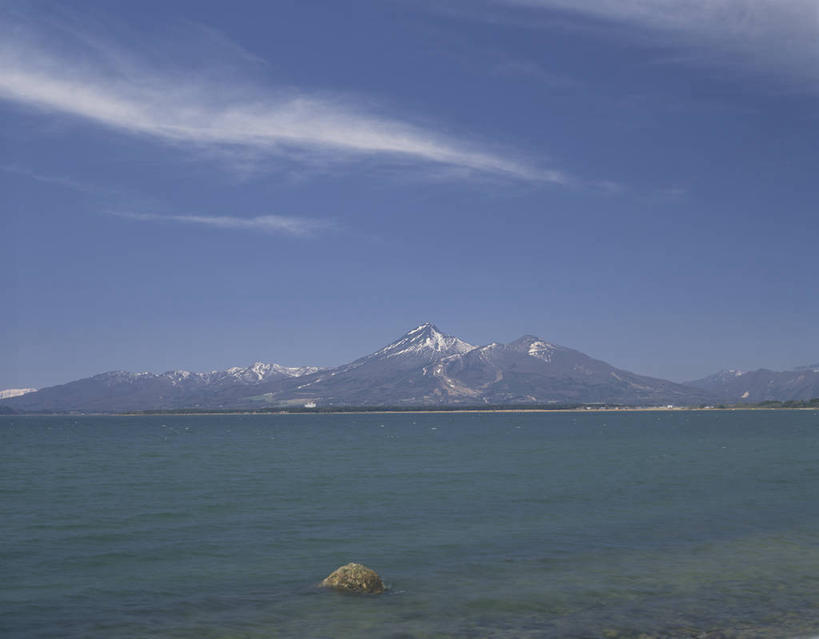 无人,横图,室外,白天,正面,旅游,度假,海浪,海洋,火山,美景,山,雪,雪山,大雪,日本,亚洲,阴影,光线,影子,冰,积雪,景观,浪花,山峰,雪景,云,云朵,冬季,冬天,山峦,云彩,娱乐,蓝色,白云,蓝天,天空,阳光,自然,海水,天,享受,休闲,景色,放松,寒冷,晴朗,冰冷,自然风光,海景,东亚,本州,本州岛,日本国,东北地方,福岛,福岛县,严寒,冰凉,酷寒,凛冽,凛凛,极冷,大海,风浪,海,海水的波动,活火山,近岸浪,涌浪,晴空,彩图,磐梯山