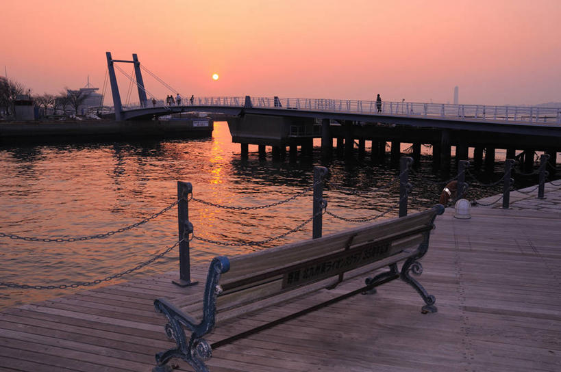 无人,栏杆,横图,室外,白天,正面,旅游,度假,海浪,海洋,美景,日落,椅子,福冈县,日本,亚洲,木板,木椅,景观,浪花,晚霞,霞光,落日,围栏,桥,木桥,背光,娱乐,护栏,栈桥,天空,自然,海水,黄昏,天,享受,休闲,景色,彩霞,放松,人行桥,木板桥,自然风光,逆光,海景,东亚,福冈,日本国,九州本岛,九州,九州岛,九州地方,北九州市,北九州,夕照,薄暮,大海,风浪,海,海水的波动,近岸浪,涌浪,夕阳,彩图,傍晚,门司港站,门司区,斜阳