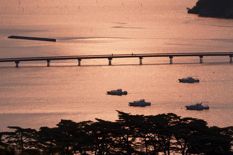 无人,横图,俯视,室外,白天,旅游,度假,海浪,海洋,美景,日落,植物,大桥,轮船,桥梁,船,仙台,日本,亚洲,波纹,飞溅,溅,液体,景观,浪花,水滴,晚霞,霞光,落日,高架,桥,背光,娱乐,水珠,树,树木,绿色,水纹,自然,海水,黄昏,船尾波,交通工具,波浪,享受,休闲,景色,彩霞,放松,生长,成长,四艘,喷洒,自然风光,载具,逆光,高架桥,海景,东亚,高架道路,跨线桥,本州,本州岛,日本国,宫城,仙台市,宫城县,东北地方,县厅,夕照,薄暮,松岛,大海,风浪,海,海水的波动,近岸浪,涌浪,夕阳,彩图,高角度拍摄,傍晚,斜阳