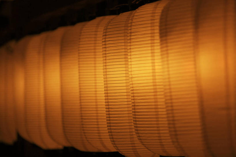 无人,横图,室外,特写,白天,正面,照明,一排,许多,阴影,整齐,光线,灯笼,火焰,影子,纸灯笼,很多,燃烧,排列,灯具,点燃,照亮,火光,照明设备,队列,彩图