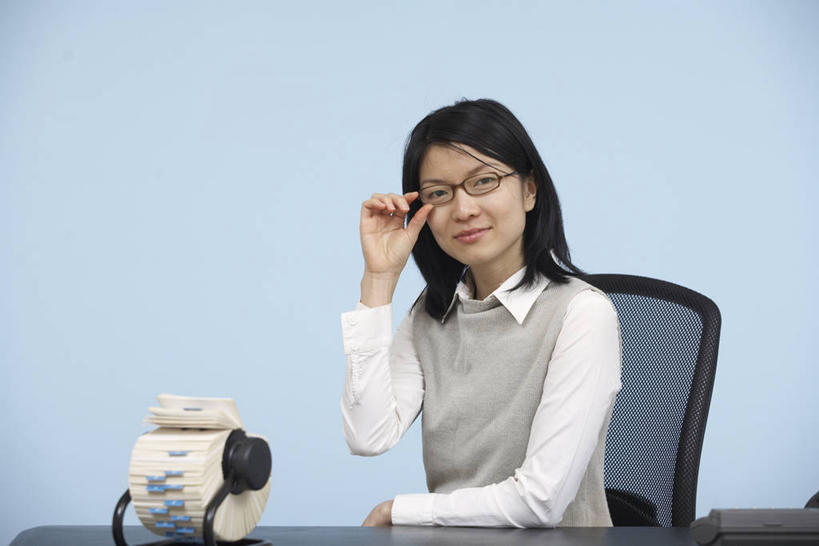 东方人,一个人,商务人士,商务女性,办公室,坐,横图,室内,白天,正面,家具,桌子,名片,椅子,亚洲,仅一个女性,仅一个人,撑,握,阴影,蓝色背景,套装,反射,信息,眼镜,影子,办公桌,联系,注视,黄种人,架子,一个,会议椅,卡片,观察,看,仅一个中年女性,握着,摄影,影棚,单个,观看,办公椅,察看,撑着,关注,商务装,身份,近视眼镜,工薪阶层,办公家具,商务椅,培训椅,名刺,名帖,交往,名片架,旋转名片架,女人,女性,中年女性,亚洲人,白领,上班族,坐着,半身,彩图,影棚拍摄,拍摄,商业,桌面名片架