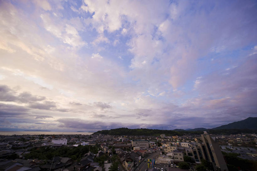 无人,家,横图,俯视,航拍,室外,白天,旅游,度假,美景,别墅,城市风光,城市,建筑,日本,亚洲,阴影,光线,影子,房屋,屋子,景观,云,云朵,公寓,建筑群,云彩,娱乐,建设,洋房,楼房,住宅,蓝色,白云,蓝天,天空,阳光,天,享受,休闲,景色,放松,晴朗,鸟瞰,东亚,本州,本州岛,日本国,中国地方,山口,山口县,晴空,彩图,高角度拍摄,房子,萩市