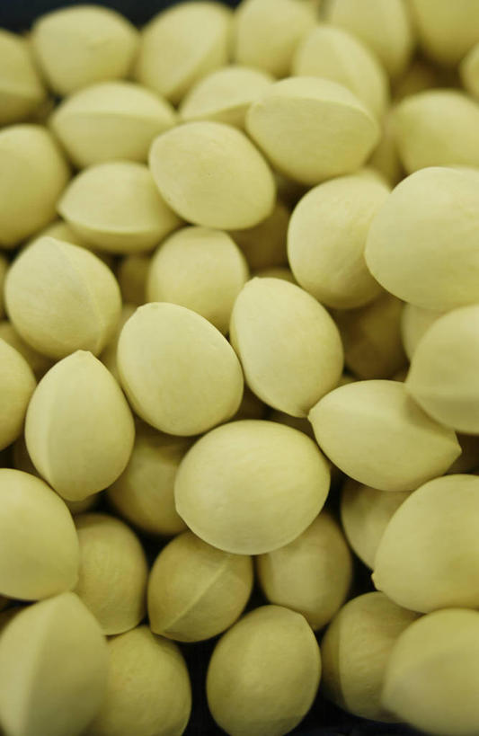 无人,竖图,俯视,室内,特写,白天,一堆,许多,阴影,堆叠,堆积,反射,影子,坚果,很多,绿色,干果,堆,银杏,白果,彩图,高角度拍摄,全画面,全框架,全帧,全画幅