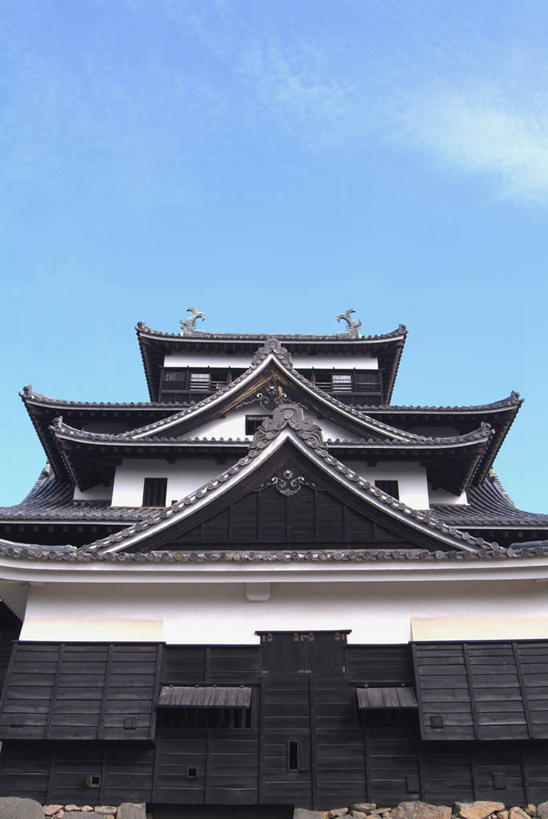 无人,竖图,室外,白天,仰视,旅游,度假,名胜古迹,标志建筑,地标,建筑,日本,亚洲,阴影,遗迹,光线,瓦片,影子,堡垒,城堡,墙,屋檐,云,云朵,云彩,古迹,文物,娱乐,建设,古建筑,檐,墙壁,墙面,蓝色,白色,白云,蓝天,天空,阳光,天,享受,休闲,旅游胜地,放松,晴朗,松江,要塞,古文明,东亚,本州,本州岛,日本国,中国地方,县厅,岛根,岛根县,设防,晴空,彩图,低角度拍摄,松江市