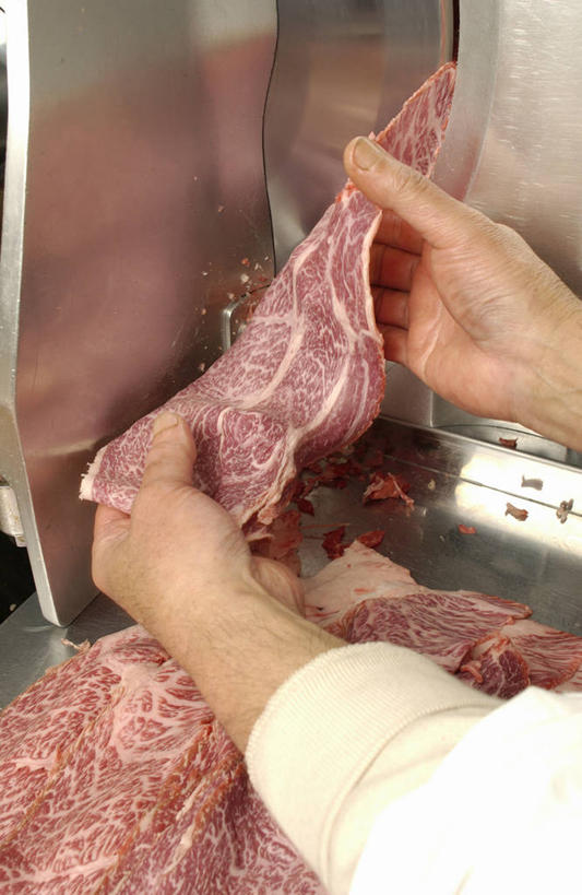 东方人,手,一个人,厨师,竖图,俯视,室内,特写,白天,工作服,制服,机器,厨房,金属制品,亚洲,双手,仅一个男性,仅一个人,一堆,许多,握,阴影,堆叠,堆积,反射,金属,影子,肉,很多,黄种人,肉类,仅一个年轻男性,一个,白色,手部,机械,握着,单个,堆,肉食,绞肉机,工作制服,男人,男性,年轻男性,亚洲人,厨师长,厨子,大厨,主厨,半身,彩图,高角度拍摄,工作套服,灶间