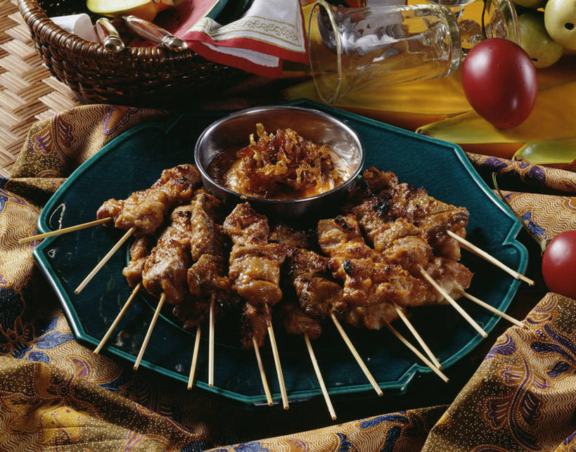 无人,横图,俯视,室内,特写,白天,烹饪,烧烤,餐桌,桌子,餐具,金属制品,一堆,许多,阴影,堆叠,堆积,环绕,围绕,反射,金属,碟子,盘,影子,肉,料理,食品,烤肉,很多,环抱,菜肴,美食,肉类,竹签,食物,一个,盘子,容器,碟,碗,佳肴,单个,餐台,储藏,堆,储存,肉食,取食签,萦绕,彩图,高角度拍摄,沙嗲,贮存,沙嗲串,沙嗲串烧