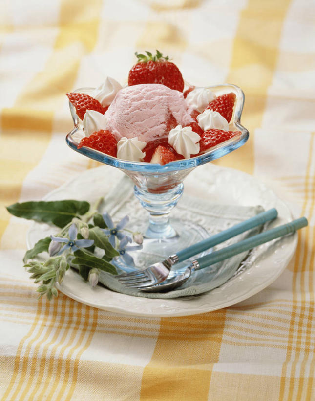 无人,竖图,俯视,室内,特写,白天,餐桌,桌子,草莓,浆果,杯子,餐具,水果,许多,阴影,朦胧,模糊,新鲜,反射,纹路,布料,碟子,方格,格子,盘,纹理,影子,生食,食品,冰激凌,果实,很多,清凉,布纹,玻璃制品,桌布,食物,一个,黄色,红色,白色,盘子,餐巾,水杯,碟,台布,冷饮,舒服,冰淇淋,草莓冰淇淋,有机食品,绿色食品,单个,餐台,解暑,解渴,雪糕,舒爽,肌理,冰糕,消暑,玻璃杯,洋莓,水果皇后,红莓,地莓,餐桌布,彩图,高角度拍摄