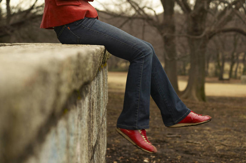 东方人,一个人,坐,横图,室外,白天,侧面,建材,建筑,鞋子,亚洲,仅一个年轻女性,仅一个女性,仅一个人,阴影,服装,裤子,朦胧,模糊,光线,材料,影子,砖,砖块,墙,泥土,土壤,枝条,牛仔裤,休闲装,黄种人,墙壁,墙面,树枝,衣服,红色,阳光,休闲,休闲服,砖头,建造,服饰,平底鞋,虬枝,枝杈,年轻女性,女人,女性,亚洲人,石料,坐着,半身,彩图,砌墙砖