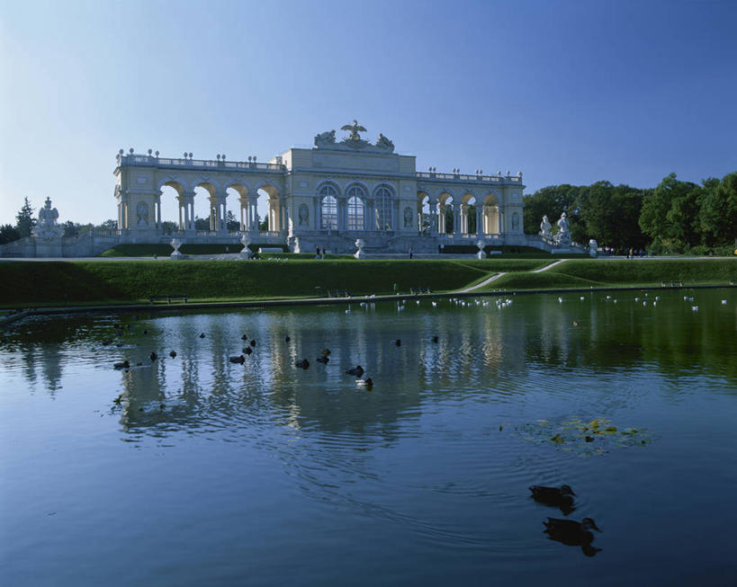 无人,宫殿,横图,室外,白天,正面,旅游,度假,草地,草坪,湖,湖泊,名胜古迹,水,植物,标志建筑,地标,建筑,奥地利,欧洲,维也纳,阴影,遗迹,光线,影子,柱子,墙,湖面,水流,水面,首都,古迹,文物,娱乐,建设,古建筑,墙壁,墙面,草,树,树木,蓝色,绿色,白色,倒影,蓝天,天空,阳光,自然,湖水,天,享受,休闲,旅游胜地,放松,生长,晴朗,成长,倒映,宫廷,古文明,中欧,万里无云,奥地利共和国,王宫,反照,舍恩布龙宫,美泉宫,晴空,晴空万里,彩图,皇宫,美泉宫花园