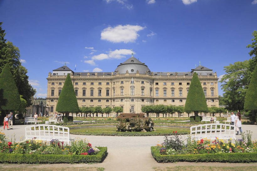 无人,宫殿,栏杆,横图,室外,白天,正面,旅游,度假,草地,草坪,花海,花圃,名胜古迹,植物,标志建筑,道路,地标,建筑,路,叶子,德国,欧洲,阴影,遗迹,盛开,光线,影子,云,云朵,围栏,小路,交通,花蕾,云彩,古迹,文物,娱乐,建设,古建筑,护栏,草,花,花瓣,花朵,花卉,鲜花,树,树木,蓝色,绿色,白云,蓝天,天空,阳光,自然,花丛,花束,花田,天,花苞,花蕊,享受,休闲,旅游胜地,放松,生长,晴朗,成长,宫廷,西欧,古文明,德意志联邦共和国,首府,巴伐利亚,巴伐利亚州,拜恩州,拜恩自由州,王宫,符兹堡,维尔茨堡,维尔茨堡县,乌兹堡,晴空,彩图,皇宫,下弗兰肯行政区,维尔茨堡官邸