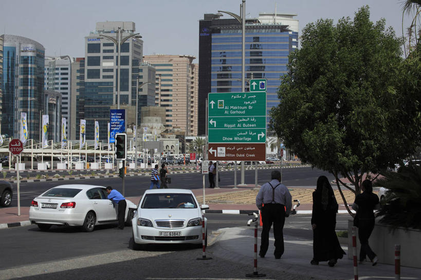 西方人,四个人,高楼大厦,站,横图,室外,白天,度假,美景,植物,城市风光,城市,大厦,道路,建筑,路,摩天大楼,公路,汽车,欧洲,欧洲人,两辆,行人,服装,景观,乌云,云,阴天,云朵,分界线,停车线,交通,云彩,休闲装,娱乐,路人,车,树,树木,背面,衣服,绿色,天空,自然,交通工具,轿车,天,站着,享受,休闲,休闲服,景色,放松,服饰,生长,成长,车行道,车行道分界线,昏暗,阴沉,载具,标线,车行线,李白,太白,诗人,过客,男人,男性,年轻男性,年轻女性,女人,女性,白种人,马路,站立,彩图,全身,大楼,高层建筑,高楼,摩天楼,诗仙,青莲居士,浪漫主义