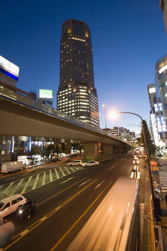 无人,高楼大厦,竖图,室外,夜晚,消失点,长时间曝光,仰视,度假,美景,城市风光,城市,大厦,道路,建筑,路,路灯,摩天大楼,夜景,公路,照明,东京,日本,亚洲,阴影,光线,影子,景观,灯光,分界线,停车线,交通,娱乐,灯,蓝色,蓝天,天空,灯具,天,享受,休闲,景色,放松,车行道,车行道分界线,照亮,照明设备,标线,曝光,东亚,车行线,前照灯,前大灯,本州,车前灯,关东地方,本州岛,日本国,东京都,涩谷,涉谷,涩谷区,马路,彩图,低角度拍摄,没影点,灭点,大楼,高层建筑,高楼,摩天楼,涩谷站