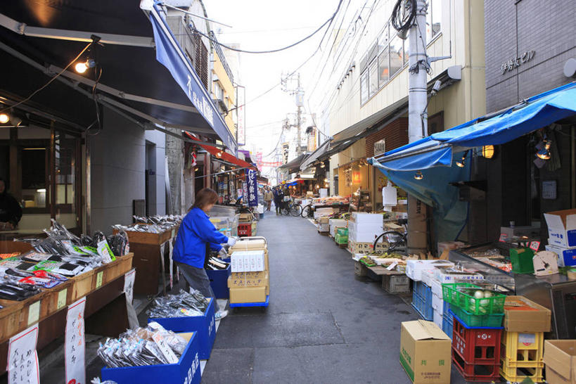 东方人,一个人,店员,商店,站,横图,室内,白天,侧面,度假,美景,城市风光,城市,道路,路,东京,日本,亚洲,仅一个男性,仅一个人,阴影,服装,光线,影子,景观,小路,交通,休闲装,黄种人,娱乐,商铺,仅一个年轻男性,衣服,天空,阳光,天,站着,营业员,享受,休闲,休闲服,景色,放松,服饰,东亚,本州,关东地方,本州岛,日本国,东京都,雨棚,市肆,商号,销售人员,筑地,男人,男性,年轻男性,亚洲人,售货员,站立,彩图,全身,店铺
